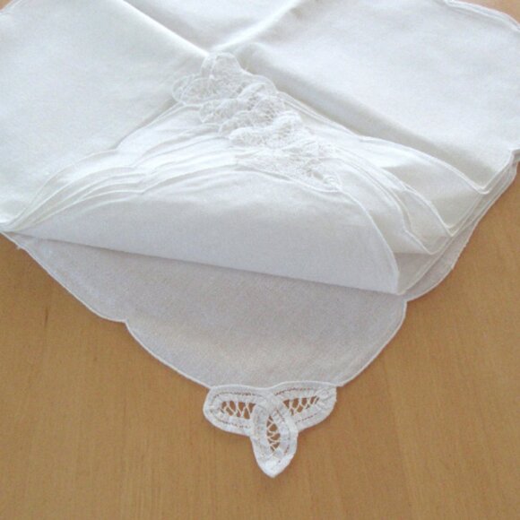 Off white linen & cotton cloth napkins with scalloped edge and corner lace trim - Picture 1 of 6